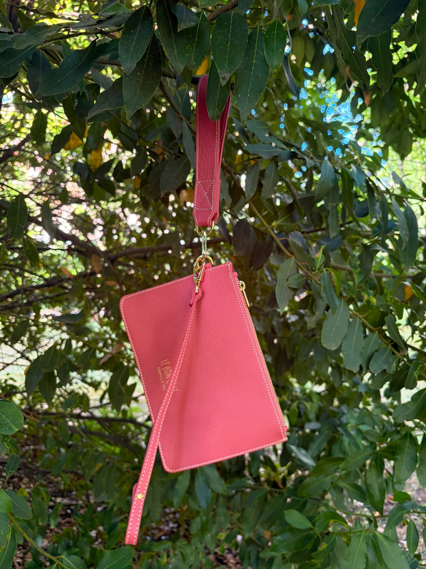 Cartera Domitila en rojo colgada de un árbol